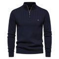 Detail van de donkerblauwe gebreide trui met opstaande kraag, rits en metalen accent - S / Marineblauw