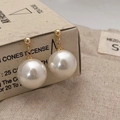 Franse vintage oorknopjes met grote champagne parels en een elegante gouden metalen voet - Parelwit