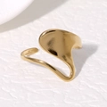 Anillo abierto dorado con diseño irregular de ondas sobre fondo de piedra blanca - Dorado