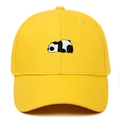 Détail d'une casquette jaune en coton avec broderie de panda détaillée sur le devant - Jaune