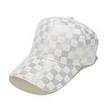 Dettaglio cappellino a scacchi bianco e oro con fori di ventilazione tagliati al laser - Bianco/Oro