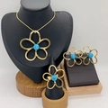 Set gioielli fiore traforato dorato con perline turchesi collana orecchini e anello - Stile Perla Color Turchese Oro (KS228946-LX)