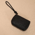 Monedero pequeño negro de textura trenzada con correa de muñeca y cremallera dorada - Negro