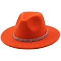 Détail du chapeau fedora orange en laine avec ruban de strass brillant et calotte - Orange