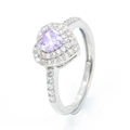 Nahaufnahme eines Silberrings mit violettem Herz-Zirkonia und funkelnder Pavé-Fassung - Silber - Hellvioletter Zirkonia