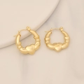 Orecchini Claddagh dorati minimalisti con design a cuore e mani su uno sfondo beige - Stile Cuore Claddagh(2#)