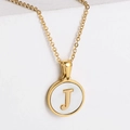 Collar de titanio chapado en oro de 18k con letra J grabada en colgante de nácar - Letra J