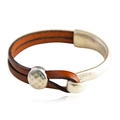 Dettaglio di un bracciale in pelle marrone a doppio giro con chiusura a gancio argento vintage - Bracciale in Pelle con Gancio Vintage Marrone