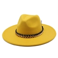 Dettaglio ravvicinato del cappello fedora in lana giallo scuro con catena in metallo - Giallo