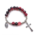 Bracciale di perle in vetro cracklé sfumato rosso e nero con croce e medaglia d'argento - Stile 6 (Sfumatura Rosso Nero)