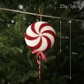 Nahaufnahme von rot-weißem Zuckerstangen-Dekor mit Glitzer auf einem Weihnachtsbaum - Großer Lutscher
