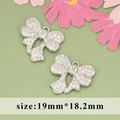 Pendentif nœud en finition argentée avec zircons de taille 19mm par 18,2mm - Style Nœud Pavé d'Argent (ME1806B)
