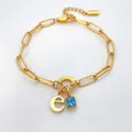 14K vergulde roestvrijstalen armband met letter 'e' bedeltje en blauwe edelsteen - Letter E / Staalkleur