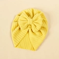 Detail der Baby Turban Mütze in leuchtendem Gelb mit großer Schleifenverzierung - Gansgelb