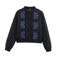 Vue détaillée de la broderie lotus bleue sur une veste matelassée noire pour femme - Noir