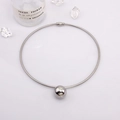 Chique zilveren titanium stalen choker ketting met een gepolijste metalen bal hanger - Zilver