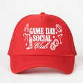 Dettaglio cappello trucker rosso con stampa Game Day Social Club e rete posteriore - Taglia unica / Rosso