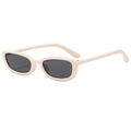 Gafas de sol retro beige crema con lentes gris oscuro en vista de ángulo de 45 grados - Marco Beige Lente Gris