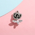 Ciondolo rosa argento con smalto nero e strass bianchi su sfondo bicolore vivace - Rosa Nera Argento