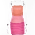 Dettaglio dell'abito aderente sfumato arancione e rosa con mesh a pieghe e scollo a fascia - M / Sfumatura Da Arancione A Rosa