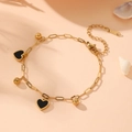 Détail du bracelet réglable en acier inoxydable doré 18 carats avec cœurs noirs - Bracelet Avec Coeurs Noirs et Perles en Acier (L208)