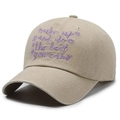Casquette de baseball en coton beige avec broderie violette vue sous un angle de 45 degres - Kaki