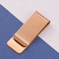 Dettaglio fermasoldi in oro rosa con finitura in metallo spazzolato e design minimal a U - Fermasoldi Oro Rosa Spazzolato