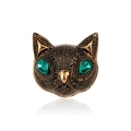 Dettaglio di spilla a gufo in bronzo con superficie testurizzata e occhi verdi - Gatto Occhi Verdi Bronzo XD824117