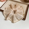 Détail du chouchou en satin champagne avec bordure élégante en perles de culture - Blanc