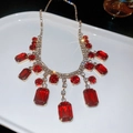 Parure de collier dorée avec cristaux rouges rubis et strass blancs brillants - Collier Gland Rectangulaire Rond (Rouge)