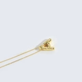 Collana dorata con ciondolo lettera A e intarsio di perle su catena sottile d'oro - Lettera A