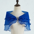 Detalle de chal nupcial de gasa azul con volantes y un broche de mariposa plateado - Azul Real