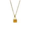 Primer plano de un colgante de piedra natural amarilla con una fina cadena dorada - Aprox. 11*18mm / Citrino