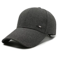 Gorra de béisbol gris oscuro con visera larga y placa metálica plateada en el lateral - Ajustable / gris oscuro