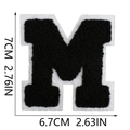 Λεπτομέρεια του σενίλ patch γράμμα Μ που δείχνει διαστάσεις 7cm με χάρακα μέτρησης - Γράμμα M / 7cm ύψος (Μονό τεμάχιο) / Μαύρο με λευκά γράμματα
