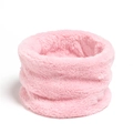 Gros plan d'un tour de cou en polaire corail rose doux avec une texture pelucheuse - Rose