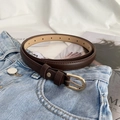 Smalle donkerbruine vintage lederen damesriem met gouden metalen gesp op een blauwe jeans - 105cm / 1.8cm Breedte / Bruin