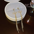 Eleganti orecchini a fiocco dorati con lunghe nappe scintillanti e dettagli in strass - Tripla Frangia con Fiocco Tutto Diamanti Oro (E0387 Oro)