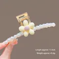 Dettaglio molletta per capelli a coda di pesce con perle, lunga 11,5cm e 45,6g - K21 Beige Fiore Grande