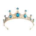 Makroaufnahme der goldenen Tiara mit blauen ovalen Steinen und funkelnden Strasssteinen - Gold + Seeblau