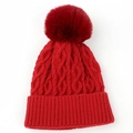 Textura detallada del gorro de invierno rojo con punto de ochos y pompón suave - Talla Única (Elástico) / Rojo