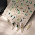 Makroaufnahme von 3D-Schmetterling-Nagelaufklebern mit Goldrelief und Sternenmuster - CO-314 Bronzierendes Gelee-Stil