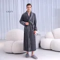 Accappatoio lungo da uomo in flanella grigio elegante con bordi a contrasto e cintura - Grigio Elegante (Uomo)
