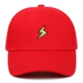 Cappellino rosso con ricamo a saetta gialla e visiera curva in stile classico - Rosso
