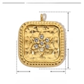 Dettaglio del ciondolo quadrato dorato martellato con stella di strass e bordo perlato - Stella Quadrata Martellata / Oro