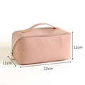 Rosa Kosmetiktasche aus Leder mit Goldschrift und Maßen 22x11x11cm auf weißem Grund - Rosa
