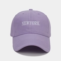 Gros plan sur la broderie blanche NEW YORK d'une casquette de baseball lavande - Réglable / Mauve Clair