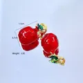 Makroaufnahme der roten Erdbeeren Emaille-Anhänger mit Goldblättern und Maßen 1,5cm x 0,7cm - Granatapfel