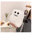 Sac bandoulière fantôme blanc mignon tenu dans un décor intérieur doux et floral - oo Expression / Blanc cassé oo Expression