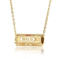 Macro-opname van gouden hanger met WILD-gravure en zonnestraal textuurdetails - Goud-WILD/Gegraveerde Hanger